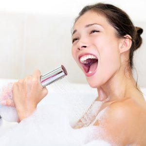 tai-sao-chung-ta-hat-hay-hon-khi-tam-2