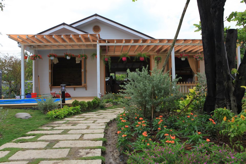 linh-khu-vuon-lang-man-ngap-tran-hoa-co-tuoi-dep-cua-kiwi-ngo-mai-trang_64bfb6d711